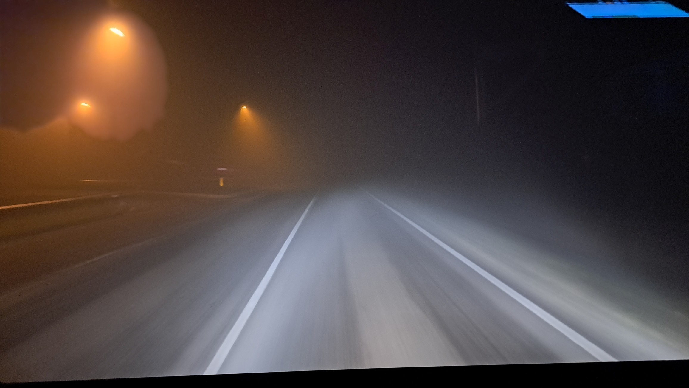 Bild von der Straße im Nebel